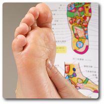 Gezeigt wird eine Fußreflexzonen-Massage